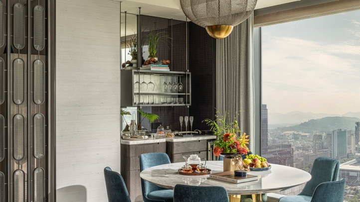 Four Seasons Hotel Hangzhou at Hangzhou Centre is now accepting reservations for October. Enjoy a central location in Wulin Square with access to vibrant shopping, dining, and entertainment.