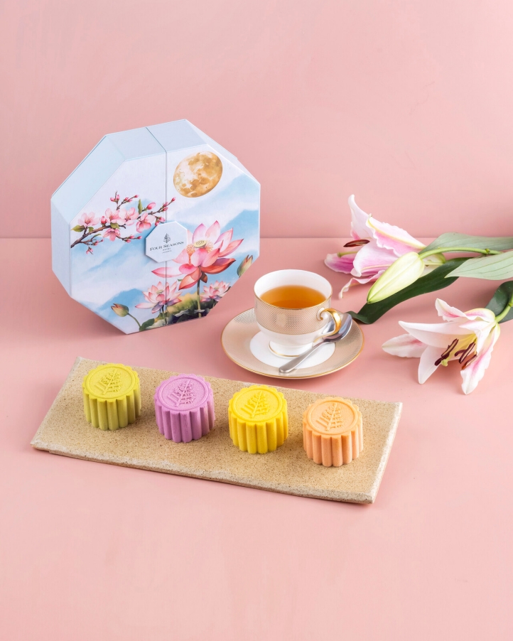 Celebrate the Mid-Autumn Festival with Four Seasons Hotel Jakarta’s exquisite mooncakes and fortune cakes, beautifully packaged in a lantern-inspired gift box, perfect for sharing or gifting.