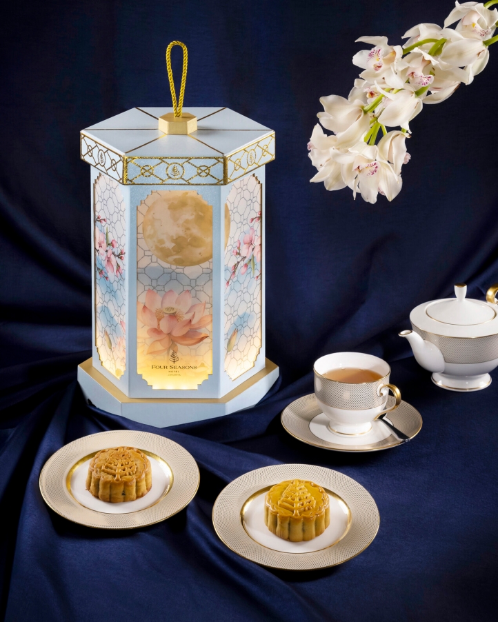 Celebrate the Mid-Autumn Festival with Four Seasons Hotel Jakarta’s exquisite mooncakes and fortune cakes, beautifully packaged in a lantern-inspired gift box, perfect for sharing or gifting.