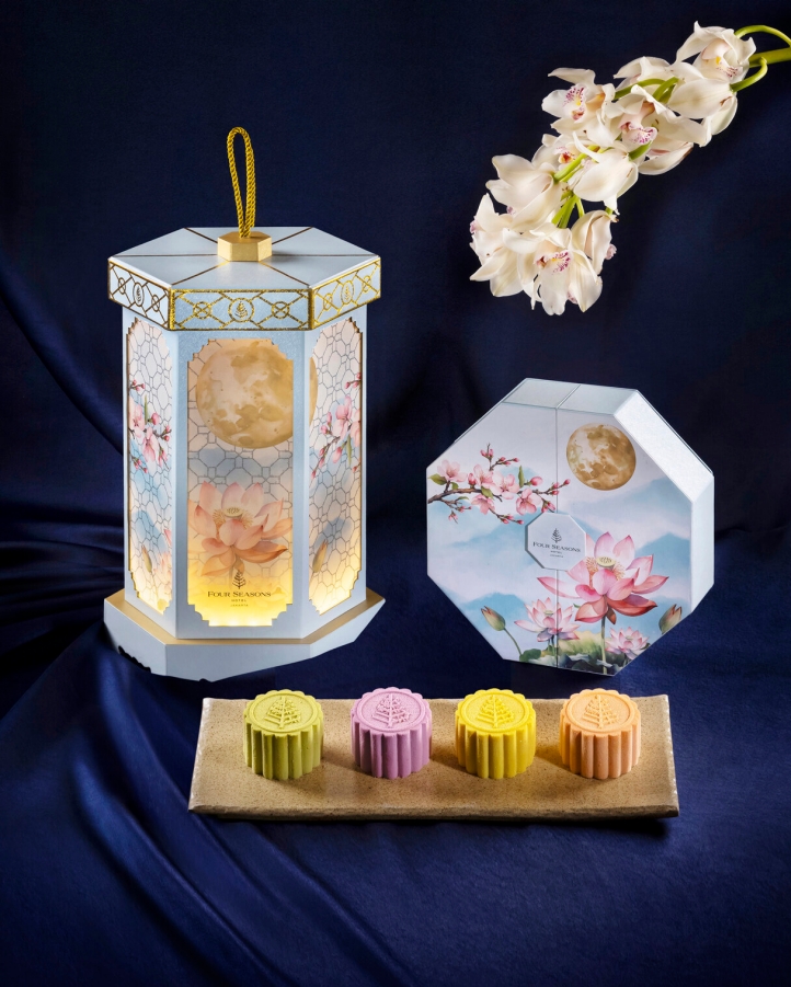 Celebrate the Mid-Autumn Festival with Four Seasons Hotel Jakarta’s exquisite mooncakes and fortune cakes, beautifully packaged in a lantern-inspired gift box, perfect for sharing or gifting.