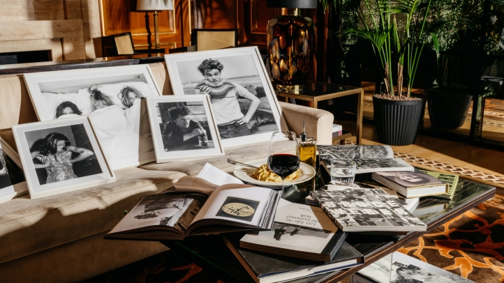 Experience the Bruce Weber Library at Four Seasons Hotel Prague, where iconic photography meets American-inspired cuisine in a unique cultural fusion from September 18 to November 27, 2024.