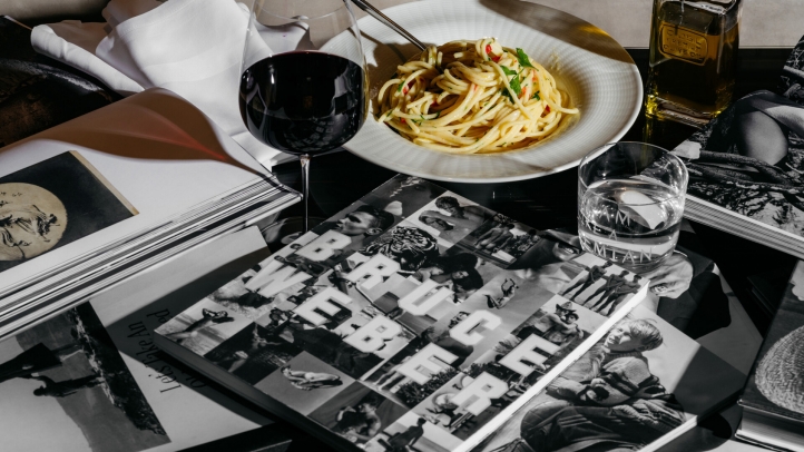 Experience the Bruce Weber Library at Four Seasons Hotel Prague, where iconic photography meets American-inspired cuisine in a unique cultural fusion from September 18 to November 27, 2024.