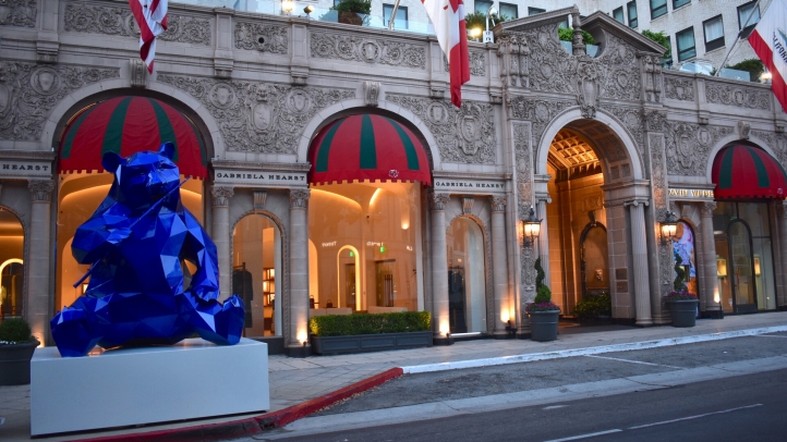 Experience Richard Orlinski's vibrant sculptures at Beverly Wilshire and Rodeo Drive, showcasing dynamic art in Beverly Hills through November 2024. A must-see public exhibition.