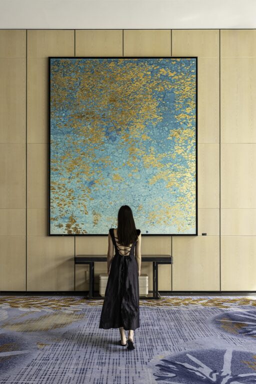 This autumn, Four Seasons Hotel Seoul partners with Gallery Mondeouvert to present "Timeless Art, Passion at Heart," a celebration of Korean art and culture, featuring exhibitions, exclusive events, and floral artistry.