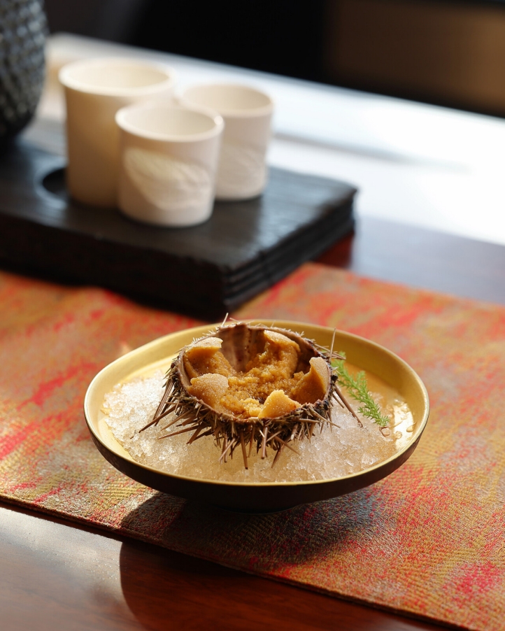 Yotsuba at Four Seasons Hotel Dalian introduces a luxurious sea urchin menu, featuring fresh, seasonal maruni and purple sea urchins in innovative dishes crafted by master chefs.