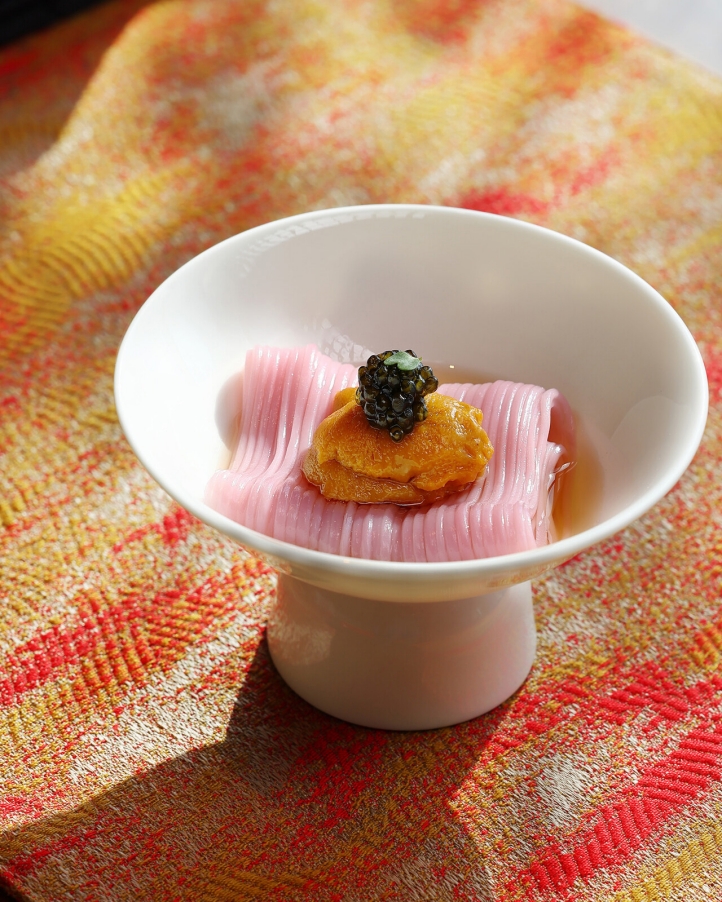 Yotsuba at Four Seasons Hotel Dalian introduces a luxurious sea urchin menu, featuring fresh, seasonal maruni and purple sea urchins in innovative dishes crafted by master chefs.