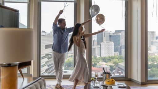 From October 1 to December 31, 2024, Four Seasons Hotel Seoul offers a *Pop of Delight!* room package featuring in-room balloon decorations, breakfast for two, and surprise gifts up to KRW 2,000,000.