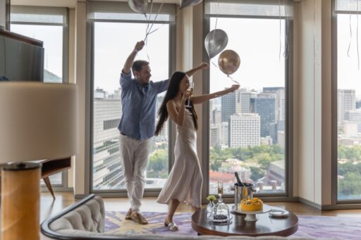 From October 1 to December 31, 2024, Four Seasons Hotel Seoul offers a *Pop of Delight!* room package featuring in-room balloon decorations, breakfast for two, and surprise gifts up to KRW 2,000,000.