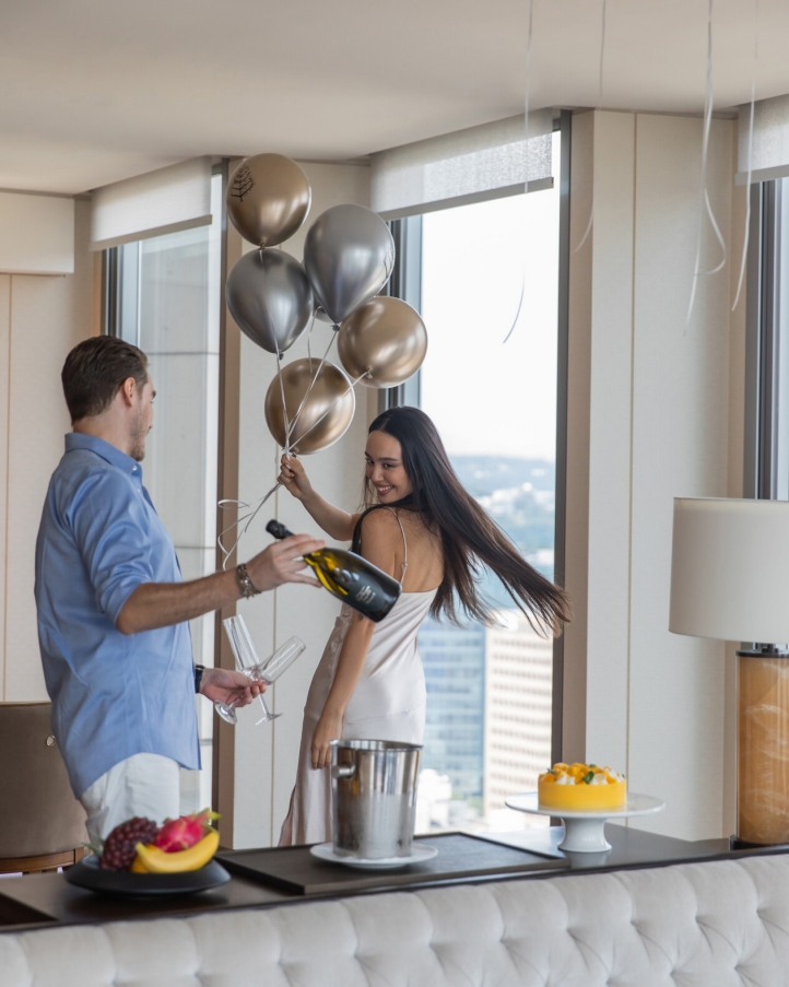 From October 1 to December 31, 2024, Four Seasons Hotel Seoul offers a *Pop of Delight!* room package featuring in-room balloon decorations, breakfast for two, and surprise gifts up to KRW 2,000,000.