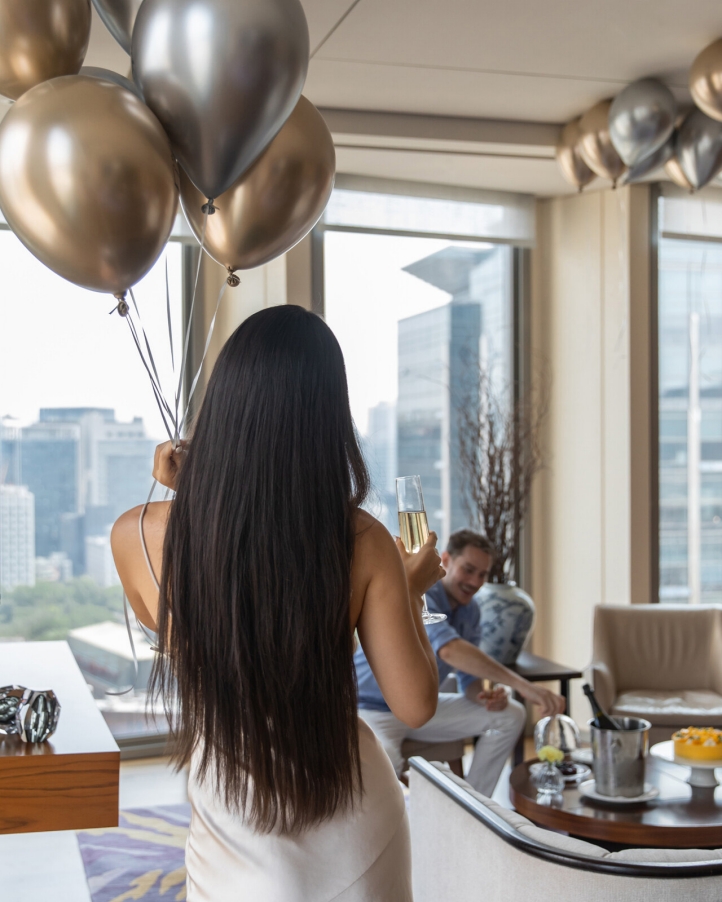 From October 1 to December 31, 2024, Four Seasons Hotel Seoul offers a *Pop of Delight!* room package featuring in-room balloon decorations, breakfast for two, and surprise gifts up to KRW 2,000,000.