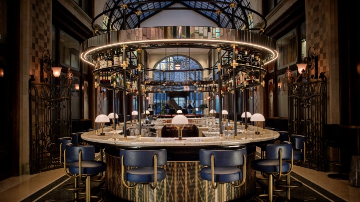 Experience the elegance of Ballet Nights at MÚZSA Bar in Four Seasons Hotel Budapest, where ballet and live violin create a captivating cultural evening with cocktails and gourmet cuisine.