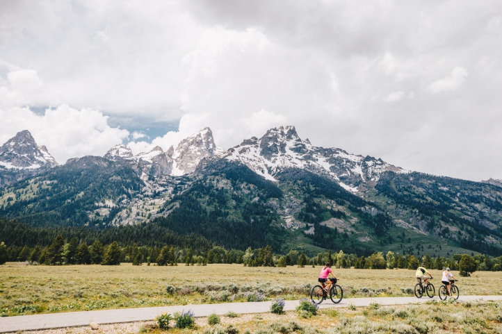 Plan an unforgettable fall family getaway at Four Seasons Resort and Residences Jackson Hole, featuring vibrant foliage, wildlife adventures, stargazing, and a range of family-friendly activities.