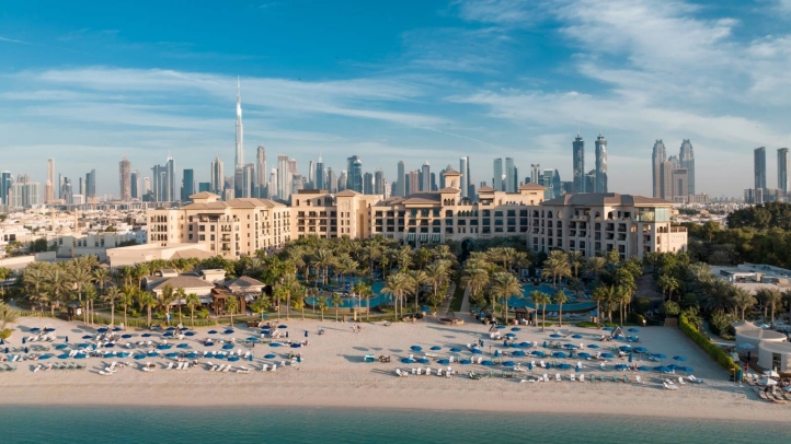 Four Seasons Resort Dubai at Jumeirah Beach unveils a breathtaking floral experience by Jeff Leatham, celebrating nature, luxury, and the resort’s ten-year anniversary in Dubai.