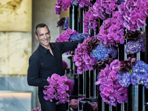 Four Seasons Resort Dubai at Jumeirah Beach unveils a breathtaking floral experience by Jeff Leatham, celebrating nature, luxury, and the resort’s ten-year anniversary in Dubai.