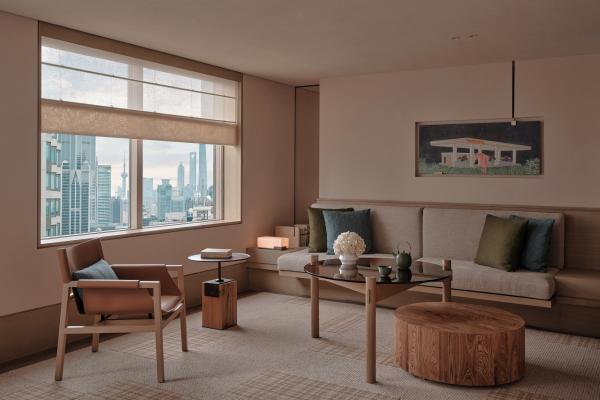 Alila Shanghai opens in Jing’an, offering luxury rooms, exclusive access to Zhangyuan, Michelin dining, rooftop bar, spa, and event spaces in Greater China’s first urban Alila hotel.