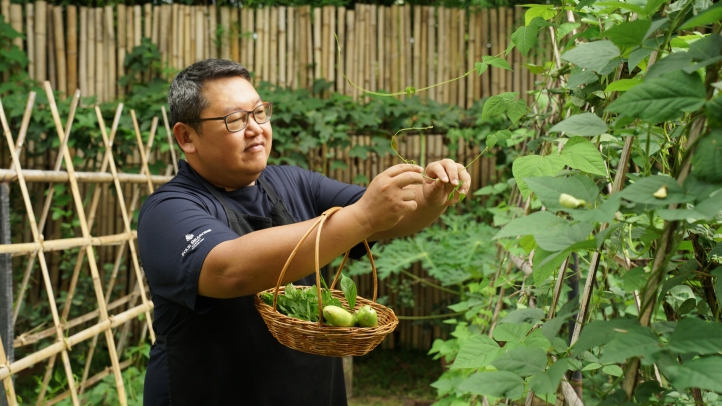 At Rim Tai Kitchen at Four Seasons Resort Chiang Mai, guests embark on an interactive culinary journey, exploring authentic Thai flavors with hands-on cooking classes led by expert chefs.