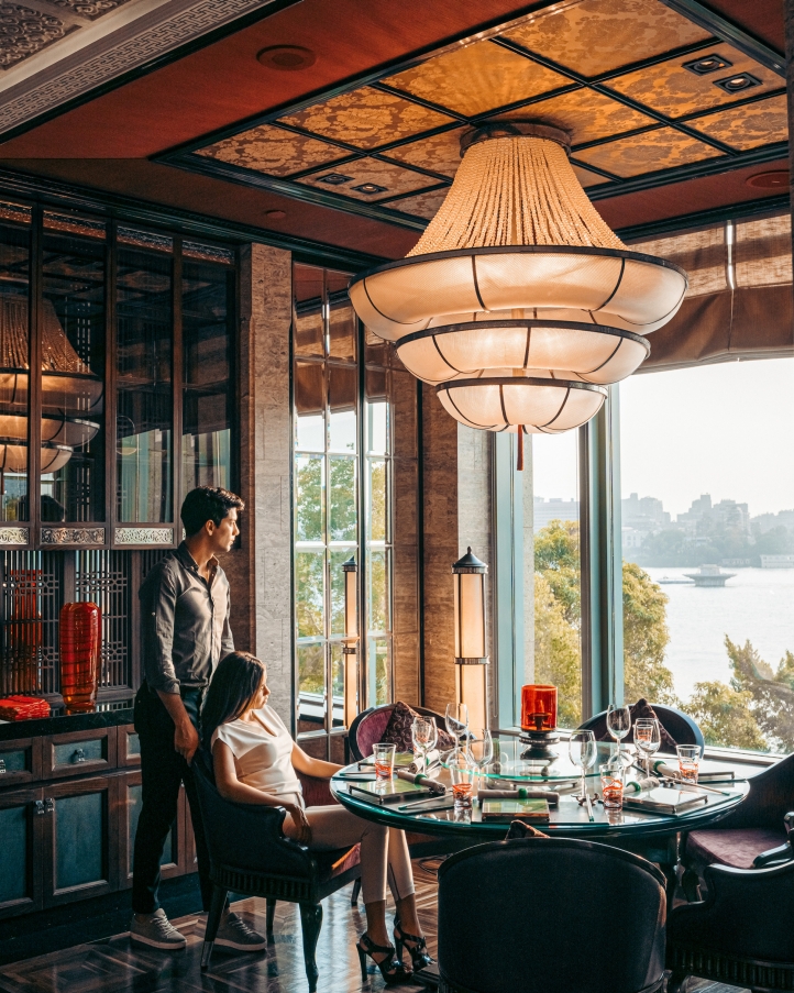 Four Seasons Hotel Cairo at Nile Plaza welcomes Chef Gao Chunlong to lead 8 Restaurant, blending authentic Chinese flavors with local Egyptian ingredients for a refined dining experience.