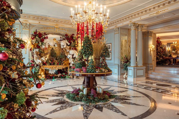 Celebrate Christmas at Four Seasons Hotel des Bergues Geneva with festive dining, holiday cocktails, and luxurious spa experiences, all designed to bring loved ones together in a magical setting.