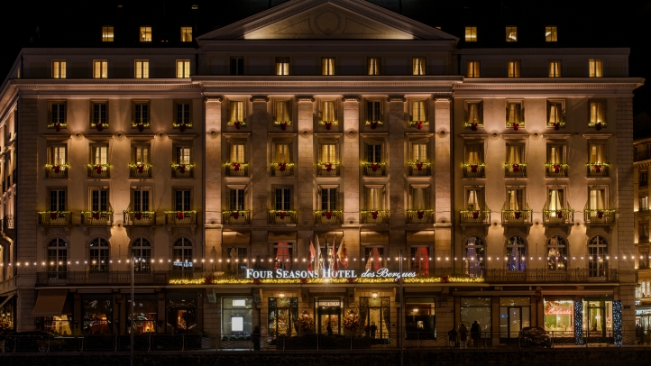 Celebrate Christmas at Four Seasons Hotel des Bergues Geneva with festive dining, holiday cocktails, and luxurious spa experiences, all designed to bring loved ones together in a magical setting.