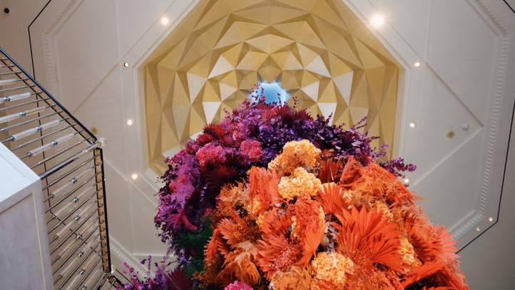 Four Seasons Resort Dubai at Jumeirah Beach celebrates its 10th anniversary with a stunning Jeff Leatham floral installation, transforming the resort into a vibrant floral oasis this October.