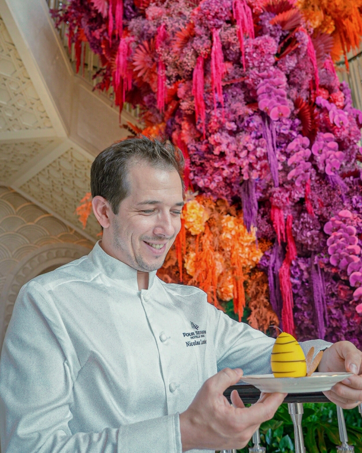 Four Seasons Resort Dubai at Jumeirah Beach celebrates its 10th anniversary with a stunning Jeff Leatham floral installation, transforming the resort into a vibrant floral oasis this October.