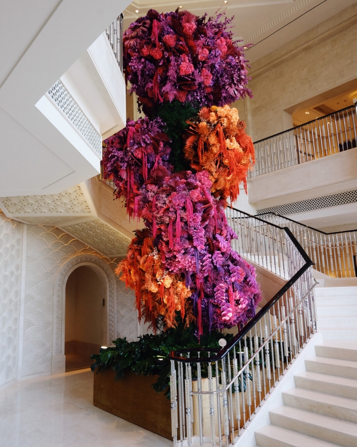 Four Seasons Resort Dubai at Jumeirah Beach celebrates its 10th anniversary with a stunning Jeff Leatham floral installation, transforming the resort into a vibrant floral oasis this October.