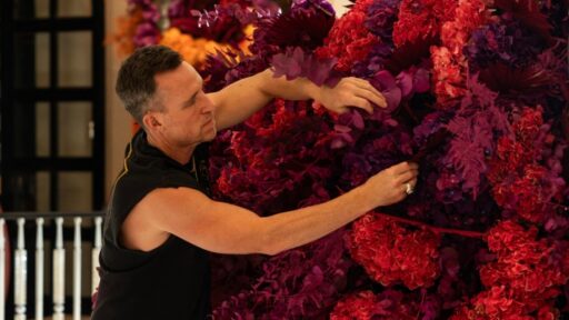 Four Seasons Resort Dubai at Jumeirah Beach celebrates its 10th anniversary with a stunning Jeff Leatham floral installation, transforming the resort into a vibrant floral oasis this October.