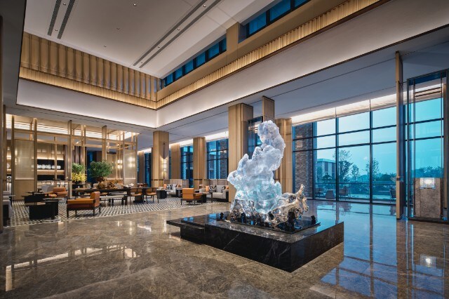 Hyatt Regency Huangshan Hengjiangwan opens, offering a luxurious retreat with stunning views of Huangshan, modern amenities, diverse dining, and flexible event spaces for guests to enjoy.