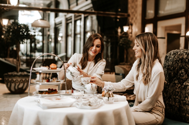 Four Seasons Hotel Gresham Palace Budapest marks Breast Cancer Awareness Month with pink-themed treats and cocktails, donating 15% of proceeds to Mellrákinfó Egyesület for cancer prevention.