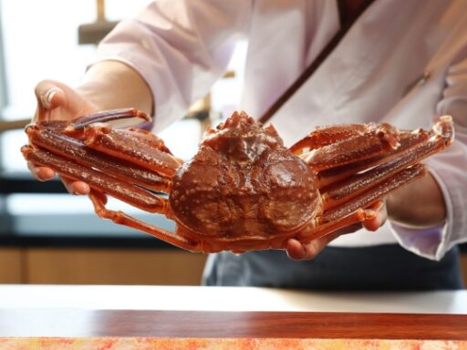 Yotsuba at Four Seasons Hotel Dalian debuts a seasonal crab-themed menu, featuring an Omakase experience, two-person Kaiseki set, and signature dishes made with imported and local crabs.