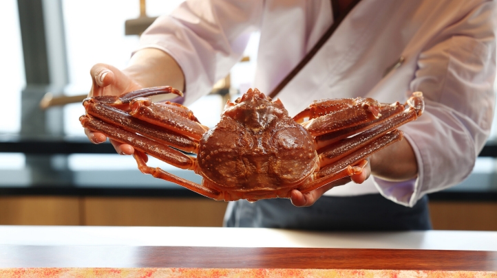 Yotsuba at Four Seasons Hotel Dalian debuts a seasonal crab-themed menu, featuring an Omakase experience, two-person Kaiseki set, and signature dishes made with imported and local crabs.