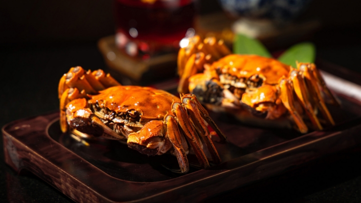 Four Seasons Hotel Tianjin celebrates autumn with a luxurious crab feast at Jin House, featuring Chef Albert Li’s seasonal menu with wine pairings, available from Nov 8 - Dec 8, 2024.