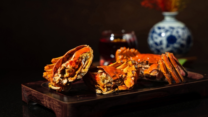 Four Seasons Hotel Tianjin celebrates autumn with a luxurious crab feast at Jin House, featuring Chef Albert Li’s seasonal menu with wine pairings, available from Nov 8 - Dec 8, 2024.