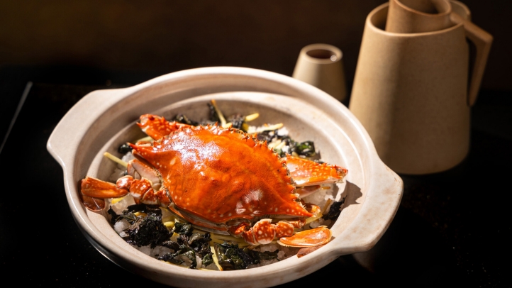 Four Seasons Hotel Tianjin celebrates autumn with a luxurious crab feast at Jin House, featuring Chef Albert Li’s seasonal menu with wine pairings, available from Nov 8 - Dec 8, 2024.