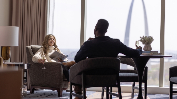 Celebrate romance in style at Four Seasons Hotel St. Louis with the David Yurman Radiant Romance Experience, blending luxury, exclusive shopping, and stunning views of the Gateway Arch.