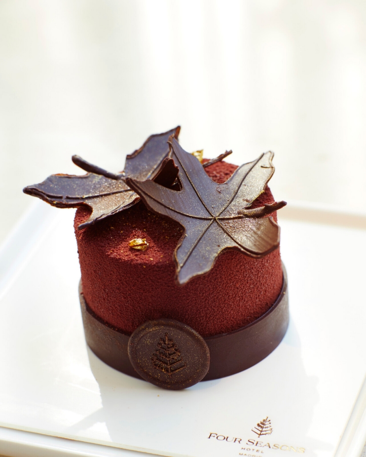 Celebrate World Kindness Day at Four Seasons Hotel Madrid with the Gâteau de la Bondad, a charity dessert supporting Juegaterapia Foundation, available through January 6.