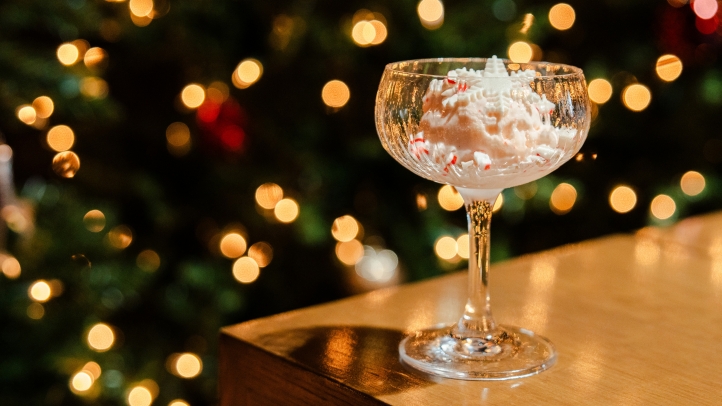 Discover the festive charm of the Holiday Lodge at Four Seasons Hotel St. Louis, a cozy pop-up lounge featuring seasonal cocktails, gourmet bites, and enchanting holiday décor.