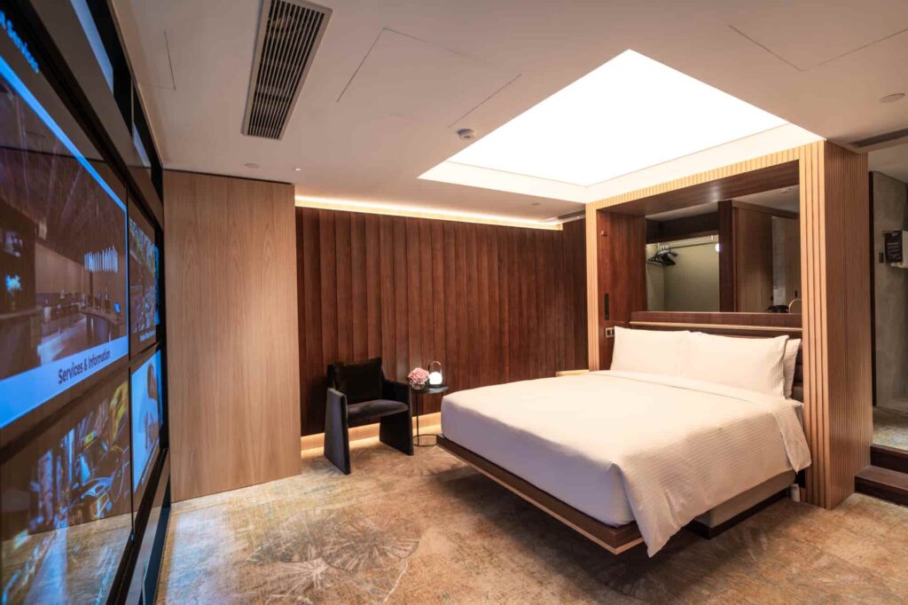 Pullman Hotels debuts the Transforming Room at Pullman Singapore Orchard, a modular space blending work, wellness, and leisure with high-tech features and adaptable design.