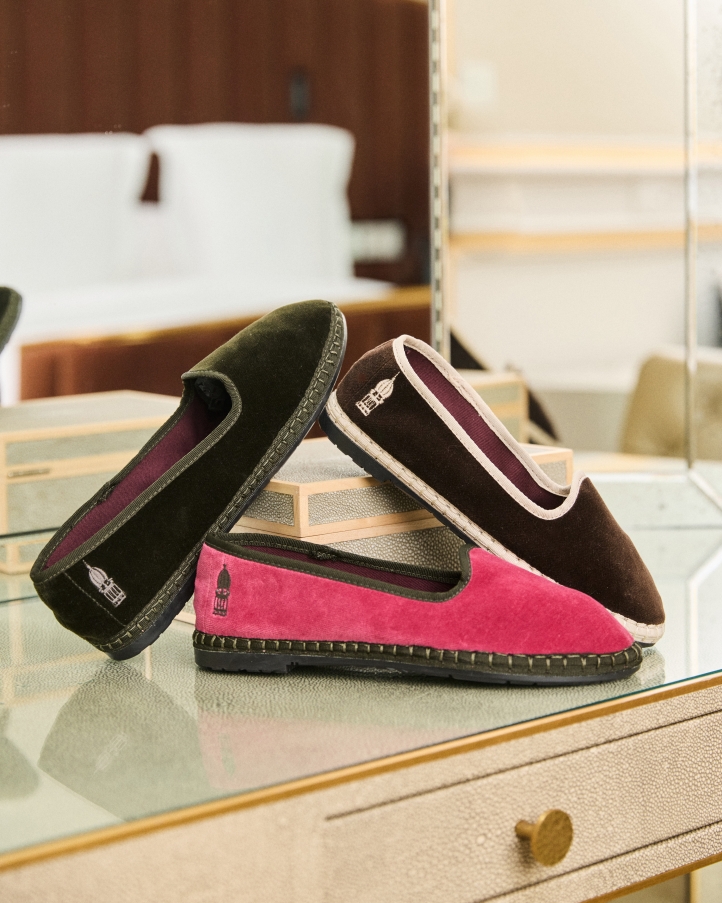 Flabelus and Four Seasons Hotel Madrid unveil a limited-edition collection of 100 artisanal slippers inspired by the hotel’s iconic dome, blending luxury and craftsmanship.