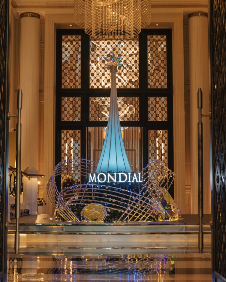 Celebrate the holidays at Four Seasons Hotel Jakarta, transformed into a dazzling festive wonderland with MONDIAL Jewellery, featuring elegant decor, events, and timeless artistry.