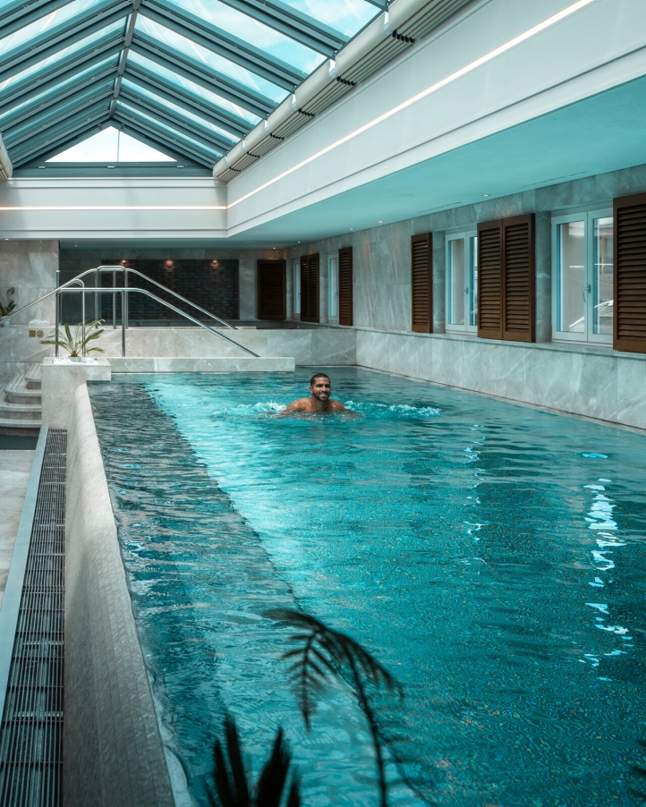 Experience ultimate luxury at Four Seasons Hotel des Bergues Geneva with Pool Privé, offering exclusive evening access to the rooftop spa pool, stunning views, and bespoke amenities.