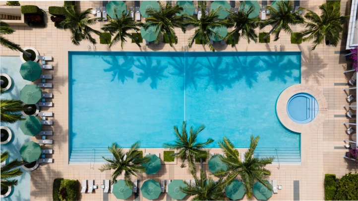 Celebrate the holidays at Four Seasons Hotel Miami with poolside festivities, tropical cocktails, French-inspired dining, indulgent brunches, and vibrant New Year’s Eve events.