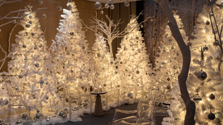 Experience a magical Winter Wonderland in Suite 1026 at Four Seasons Hotel Bangkok, featuring snow-dusted decor, festive menus, bespoke cocktails, and unforgettable holiday charm.