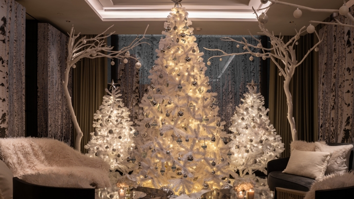 Experience a magical Winter Wonderland in Suite 1026 at Four Seasons Hotel Bangkok, featuring snow-dusted decor, festive menus, bespoke cocktails, and unforgettable holiday charm.