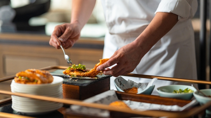 Experience a unique fusion of Chinese and Thai cuisine at Four Seasons Resort Chiang Mai with exclusive Four Hands dining events featuring Michelin-recommended chefs.