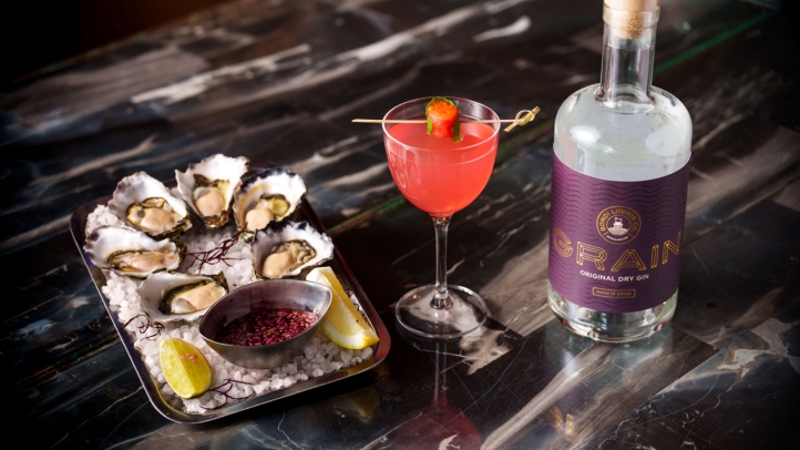 Celebrate summer at Grain Bar, Four Seasons Hotel Sydney, with artisanal gin and fresh Sydney Rock Oysters, or craft your own G&T with expert mixologists in a chic setting.