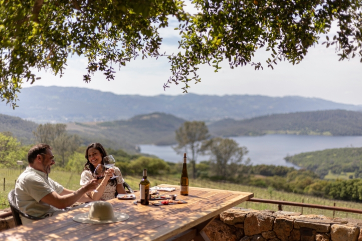 Discover a luxurious escape at Four Seasons Napa Valley, where wine country charm meets five-star elegance. Enjoy hot-air balloon rides, exclusive winery tours, and eco-friendly adventures.