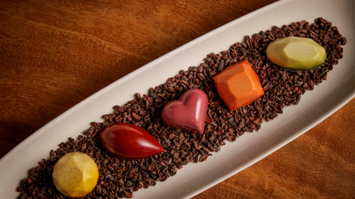 Celebrate Valentine’s at Four Seasons Hotel Tokyo at Otemachi with signature chocolates, luxurious pool escapes, and romantic stays high above the city’s bustling streets.