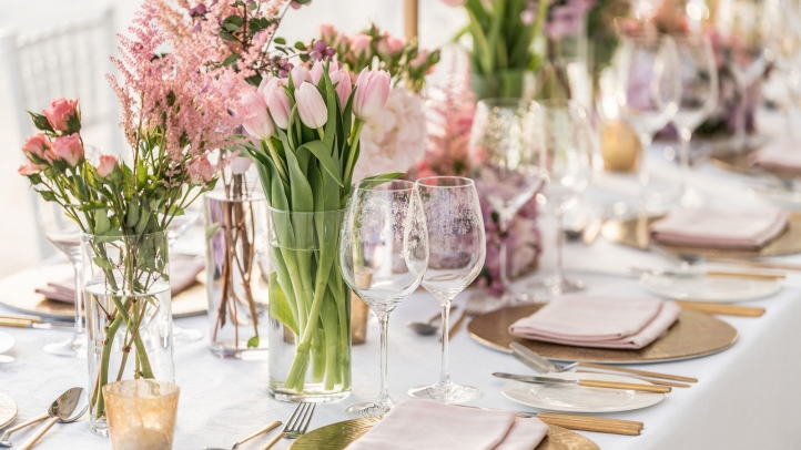 Discover 2025’s top wedding trends with expert insights from Four Seasons Hotel Philadelphia, from bold colors and immersive dining to unique venues and luxe after-parties.