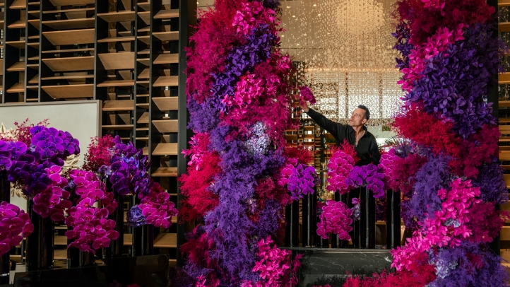 Experience Mardi Gras in style at Four Seasons New Orleans with Jeff Leatham’s stunning floral artistry, vibrant celebrations, exclusive dining, and unforgettable festivities.